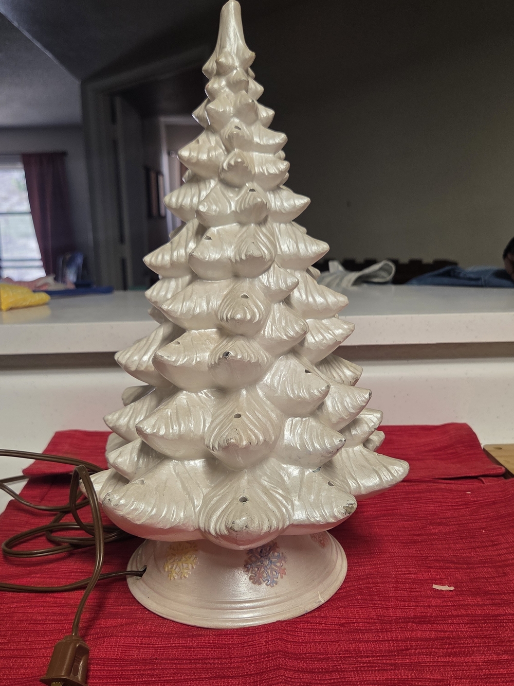 Vintage 1976 Nostalgic CeramicsPearl White Ceramic Holiday Tree Lamp - Unbranded